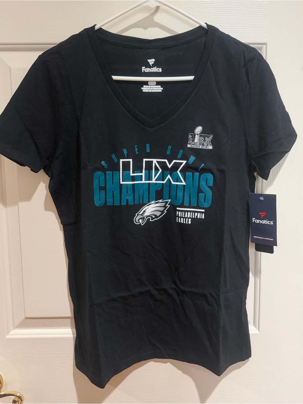 NWT Fanatics Philadelphia Eagles Super Bowl LII Champions V-Neck Tee - Black/Tea
